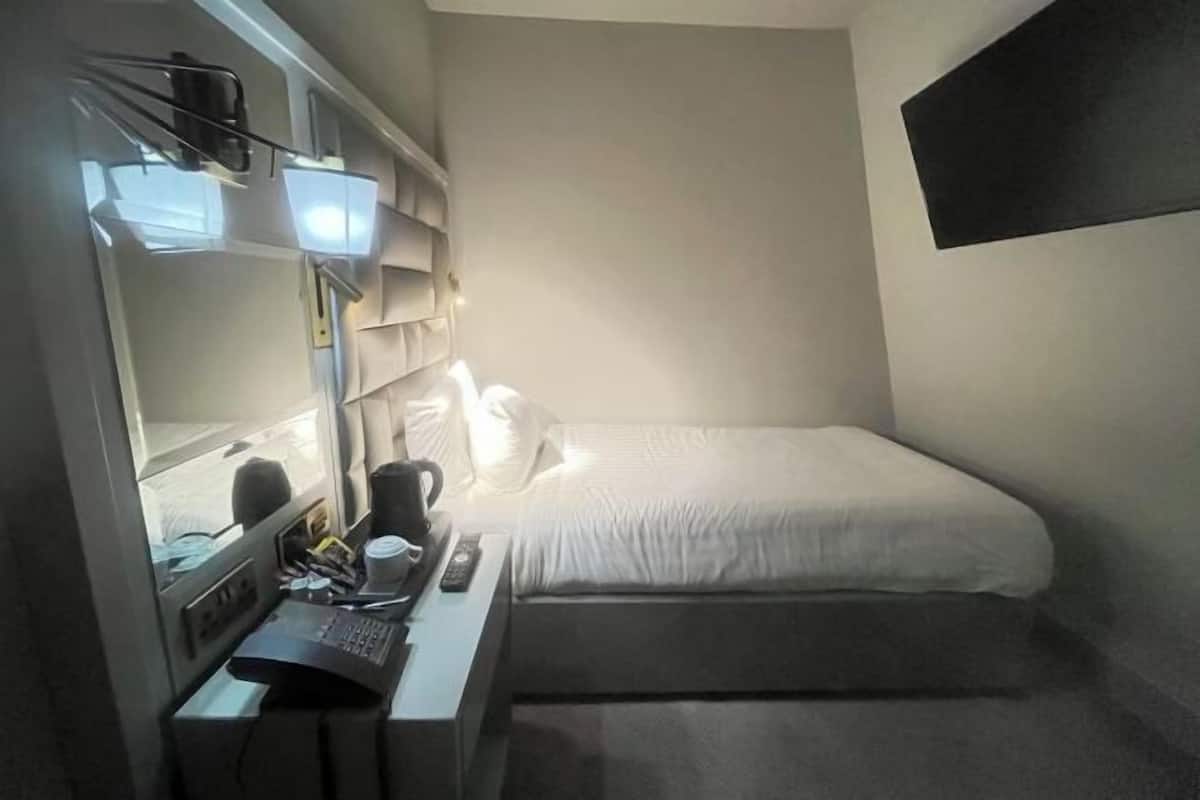 Tirai kedap cahaya, setrika/meja setrika, Wi-Fi gratis, dan seprai linen