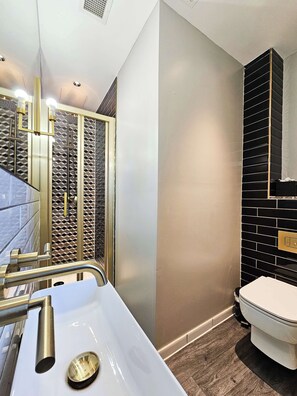 Zimmer (Boutique Individual) | Badezimmer | Umweltfreundliche Kosmetikartikel, Haartrockner, Handtücher, Seife