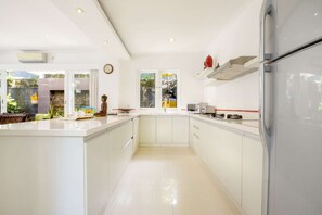 Refrigerador, microondas, horno, placa de cocina