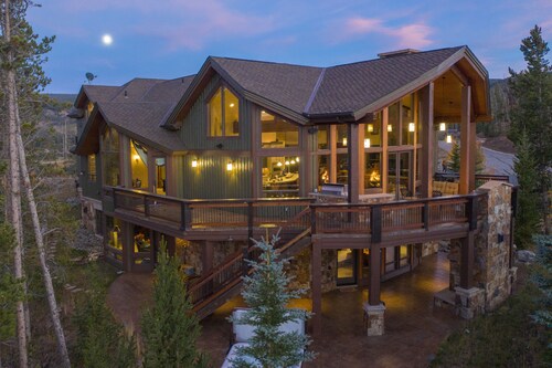 Four master suites, VIEWS!! Hot tub, private ski SHUTTLE, sprawling entertaining areas!!