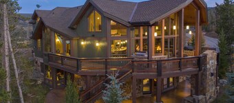 Four master suites, VIEWS!! Hot tub, private ski SHUTTLE, sprawling entertaining areas!!