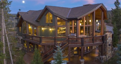 Four master suites, VIEWS!! Hot tub, private ski SHUTTLE, sprawling entertaining areas!!