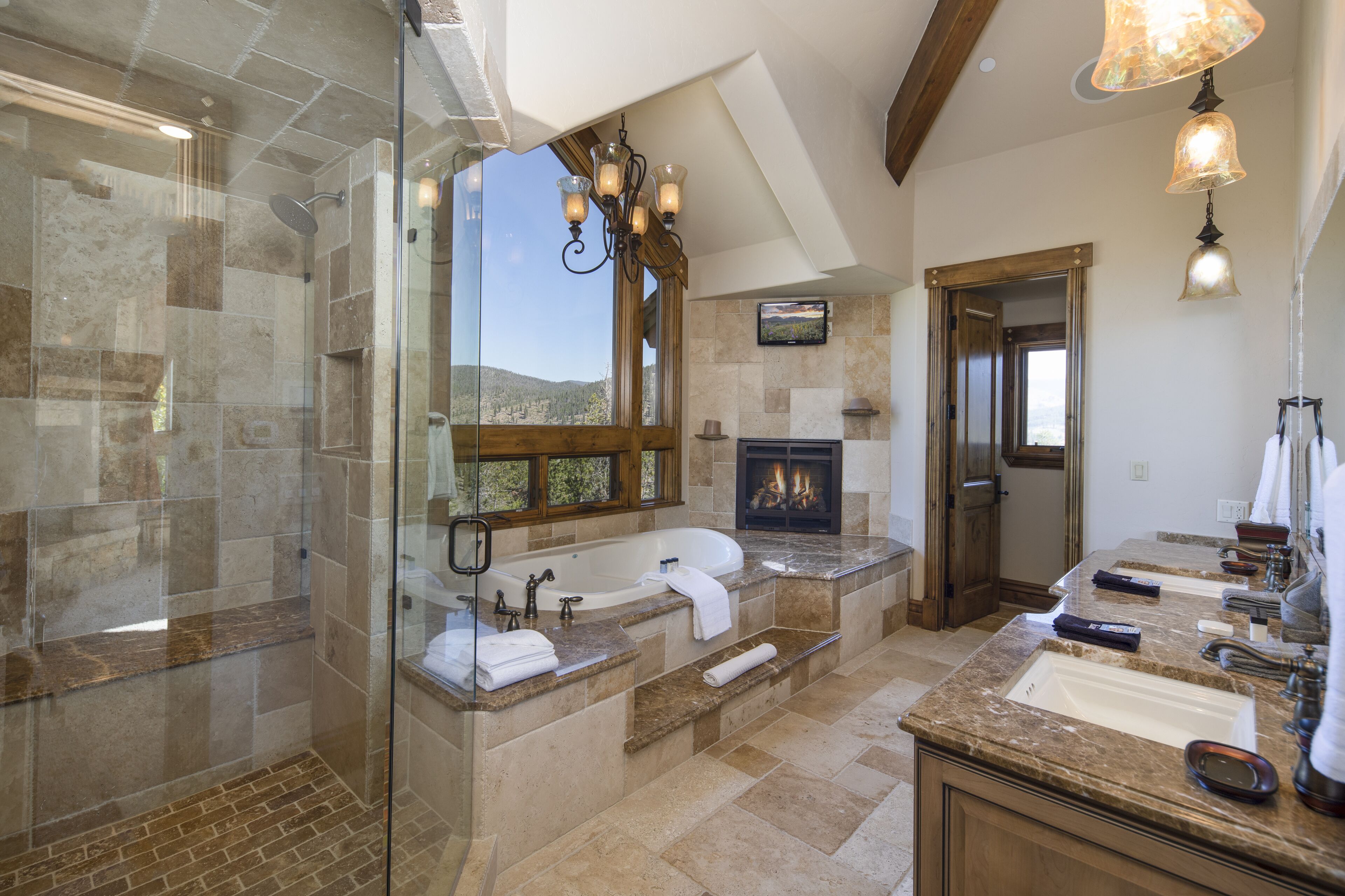 Combined shower/tub, hair dryer, towels