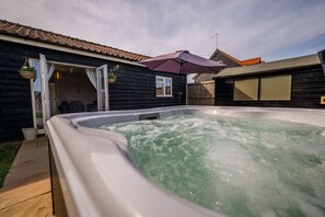 Luxury Bungalow, Accessible, Private Bathroom (With Hot Tub) | Garden - The Stables (Halesworth)
