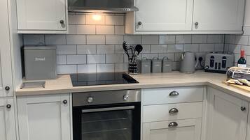 Bungalow Mewah, akses difabel, kamar mandi pribadi (With Hot Tub) | Dapur pribadi | Kursi makan untuk bayi