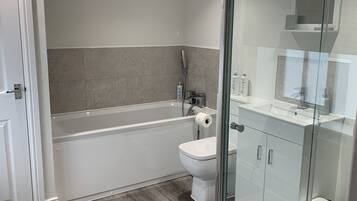 Luxury Bungalow, Accessible, Private Bathroom (With Hot Tub) | Bilik Mandi