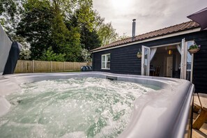 Luxury Bungalow, Accessible, Private Bathroom (With Hot Tub) | Garden - The Stables (Halesworth)