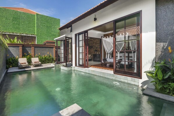 Outdoor pool, pool loungers