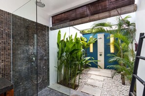 Hair dryer, towels - Beautiful 5 Star Holiday Villa in a Prime Location in Seminyak (Bali)