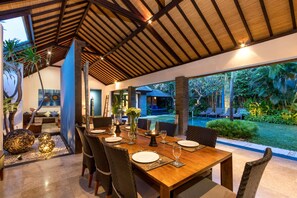 Outdoor dining - Beautiful 5 Star Holiday Villa in a Prime Location in Seminyak (Bali)