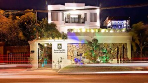 A modern building with a balcony and a stone facade. - Damnak Villa Boutique (Siem Reap)