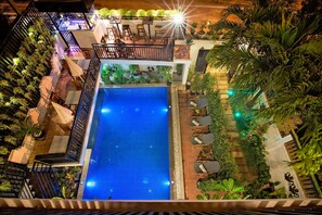 Una piscina al aire libre