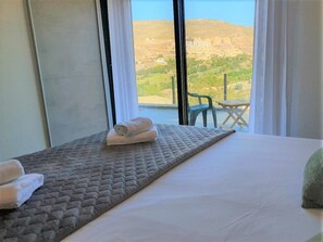 5 makuuhuonetta, työpöytä, silitysrauta/-lauta, vauvan matkasänky