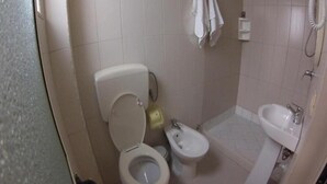 A small bathroom with a toilet, bidet, and sink. - 4 Stinet Hotel (Vlorë)