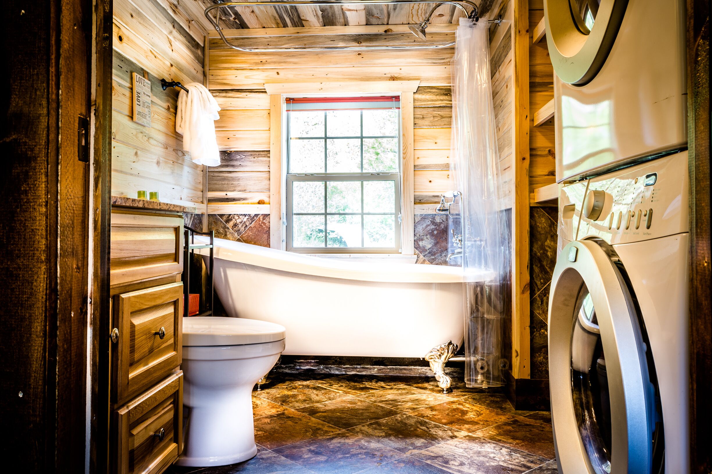Combined shower/tub, hair dryer, towels