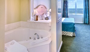 3 bedrooms, in-room safe, desk, iron/ironing board