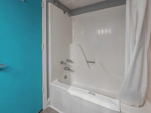 Duschwanne, Haartrockner, Handtücher, Shampoo