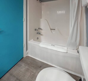 Ensemble baignoire-douche, séchoir à cheveux, serviettes fournies