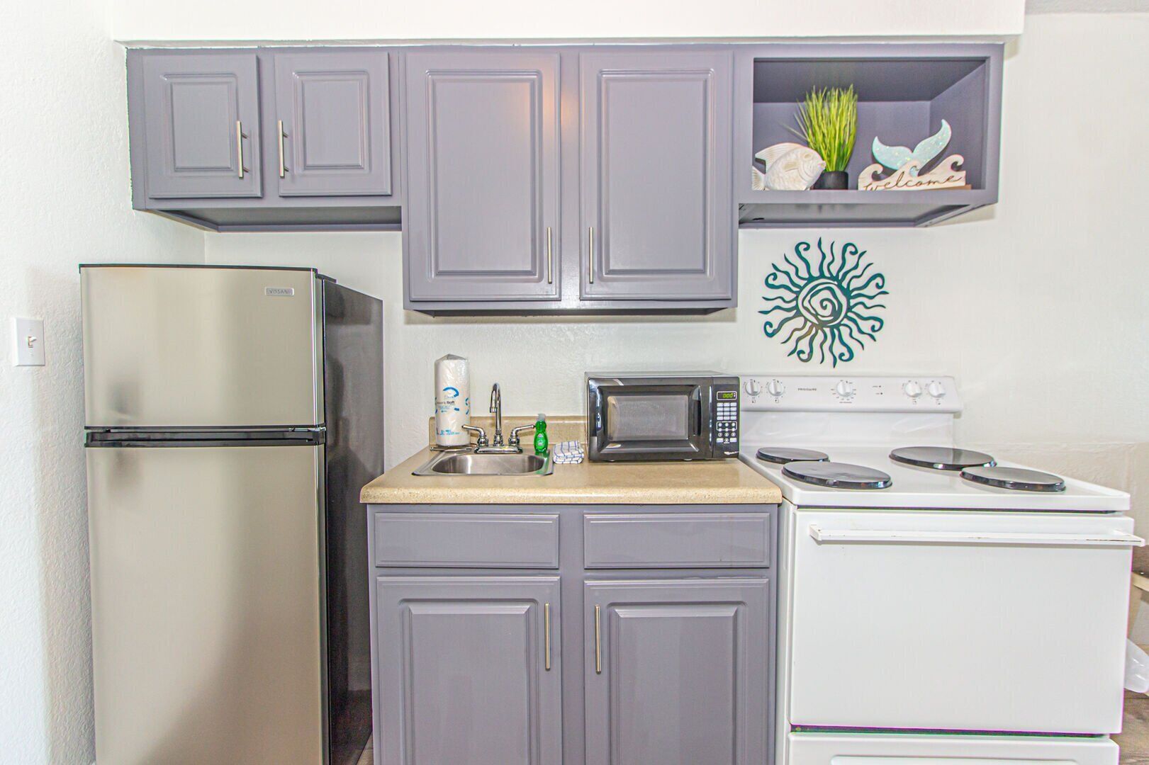 Kühlschrank, Mikrowelle, Ofen, Herdplatte