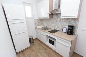 ثلاجة، ميكروويف، موقد طهي مسطح، ماكينة لصنع القهوة/الشاي