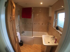 House | Bathroom | Towels, soap, shampoo, toilet paper