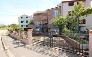 Zona residencial con casas, un camino de entrada con portón y una acera.