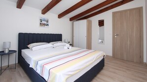 Une chambre à coucher avec un lit, une table de chevet et une armoire.