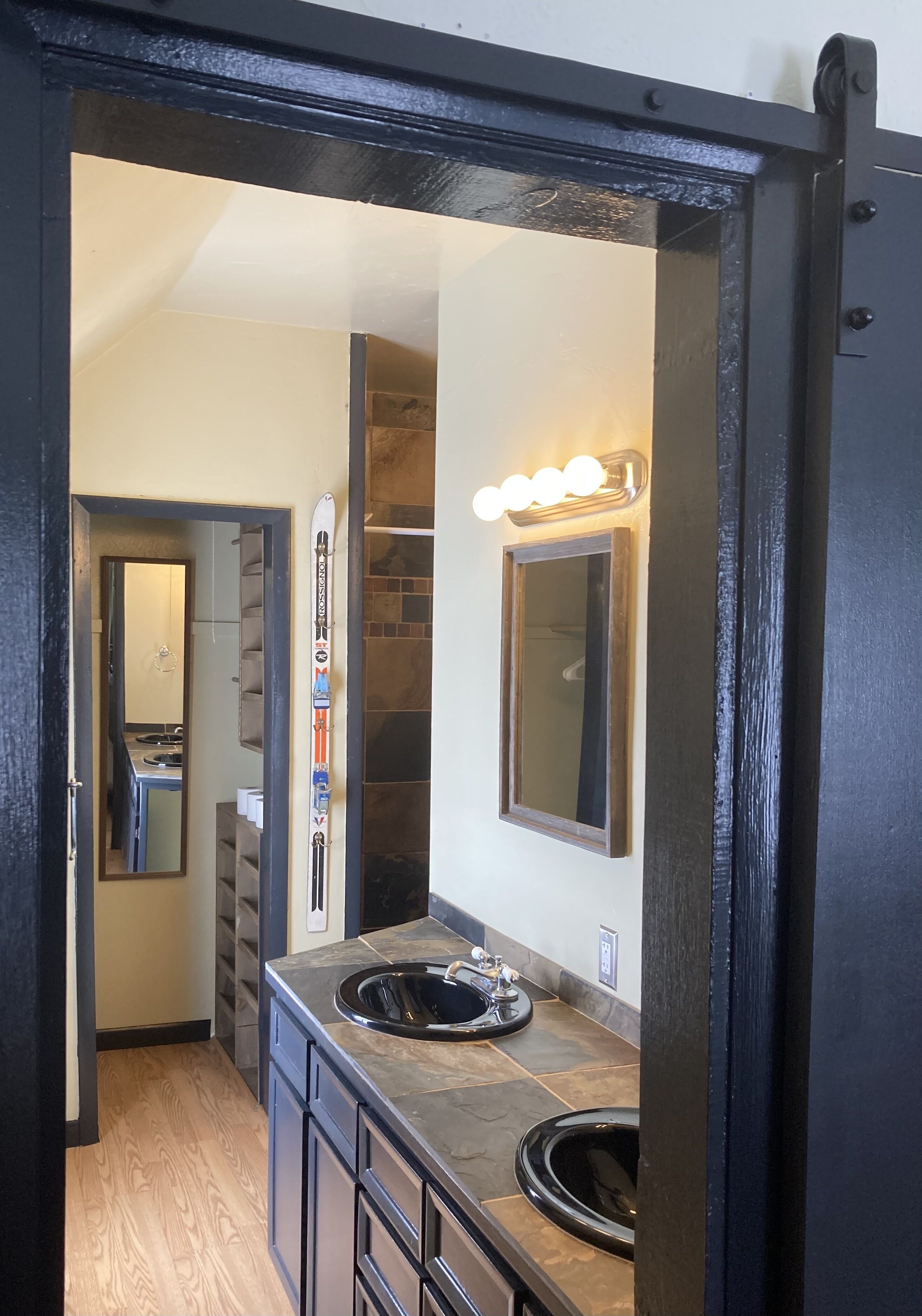 Ensemble douche/baignoire, sèche-cheveux, serviettes fournies, savon