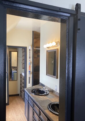 Tina con regadera, secadora de cabello, toallas, jabón 