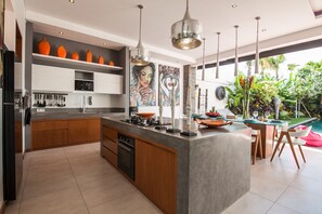 Refrigerador, microondas, horno, placa de cocina