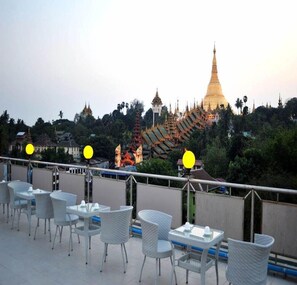 Outdoor dining - Hotel Lavender (Yangon)