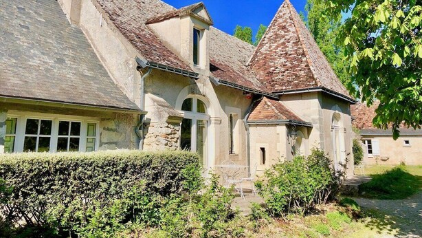 A traditional stone house with a steeply pitched roof, a stone chimney, and a small garden area with a hedge and a pathway leading to the entrance. - Villandry - Domaine de L'augeonnière (Savonnieres)