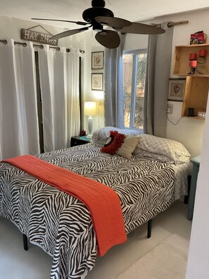 1 slaapkamer, een strijkplank/strijkijzer, wifi, beddengoed