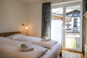 2 habitaciones, tabla de planchar con plancha y cuna de viaje 