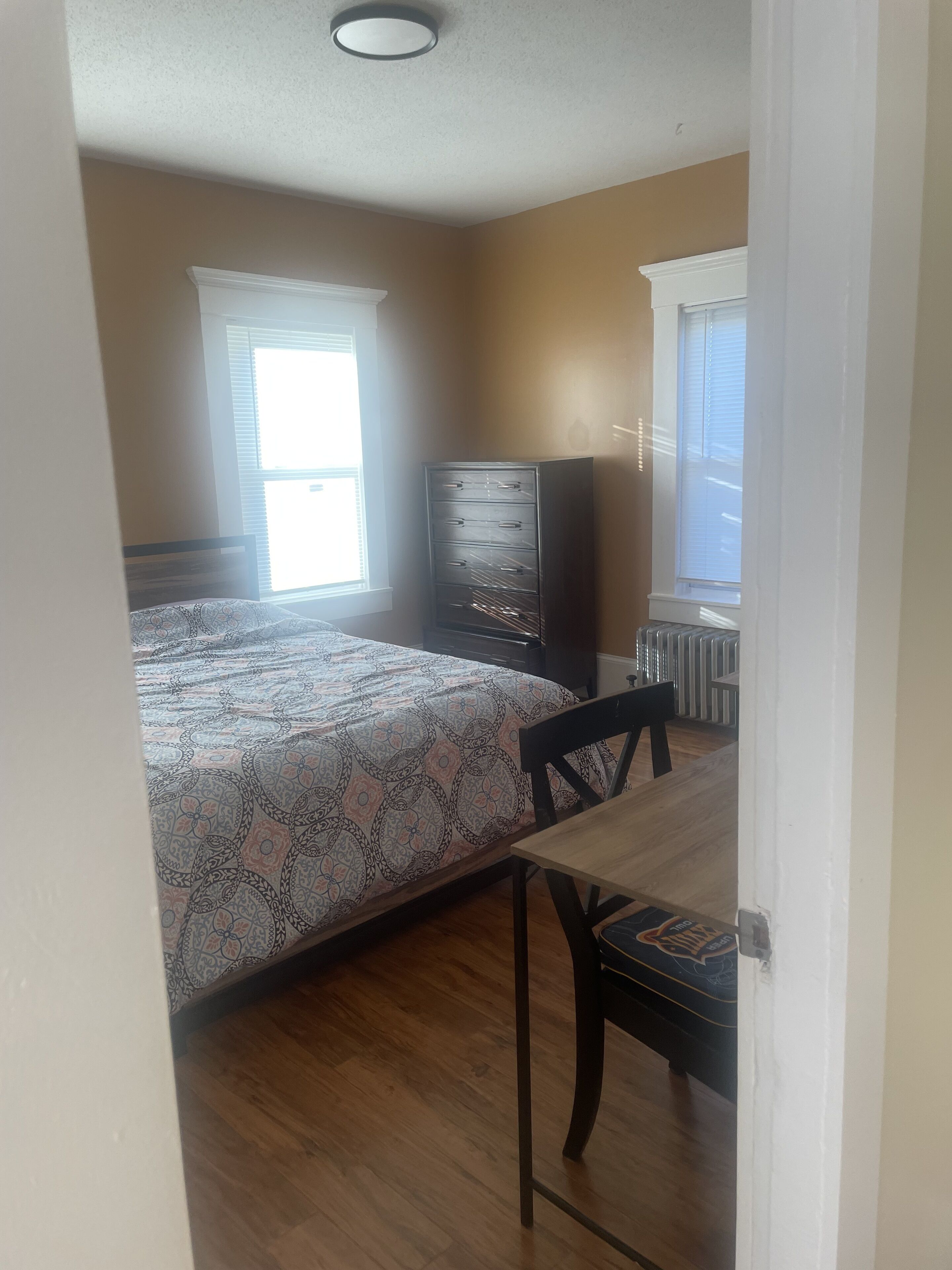 3 bedroom, full kitchen, private parking for 4 & keyless entry