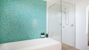 Bathtub, hair dryer, towels - Surfers Beach House - Experience contemporary coastal living with breathtaking ocean views (Narrawallee)