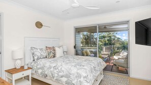 4 bedrooms, WiFi, bed sheets - Surfers Beach House - Experience contemporary coastal living with breathtaking ocean views (Narrawallee)