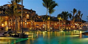 Utendørsbasseng og et oppvarmet basseng