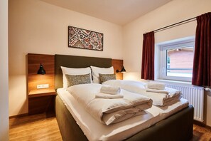 2 dormitorios, caja fuerte, tabla de planchar con plancha