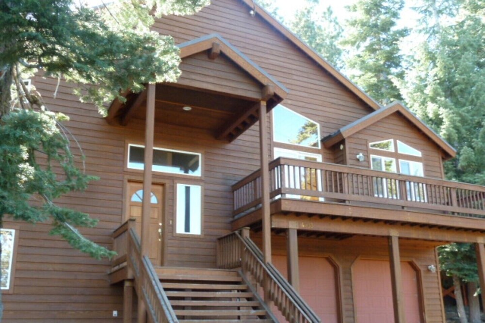 Warm & Inviting Truckee Donner Mountain Retreat