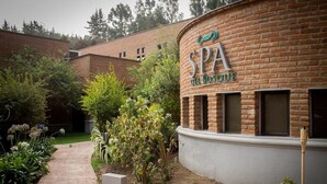 Un edificio de ladrillo con un cartel que dice 'SPA DEL BOSQUE'.