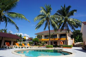 Outdoor pool - The Coconut Nanai Resort (Patong)
