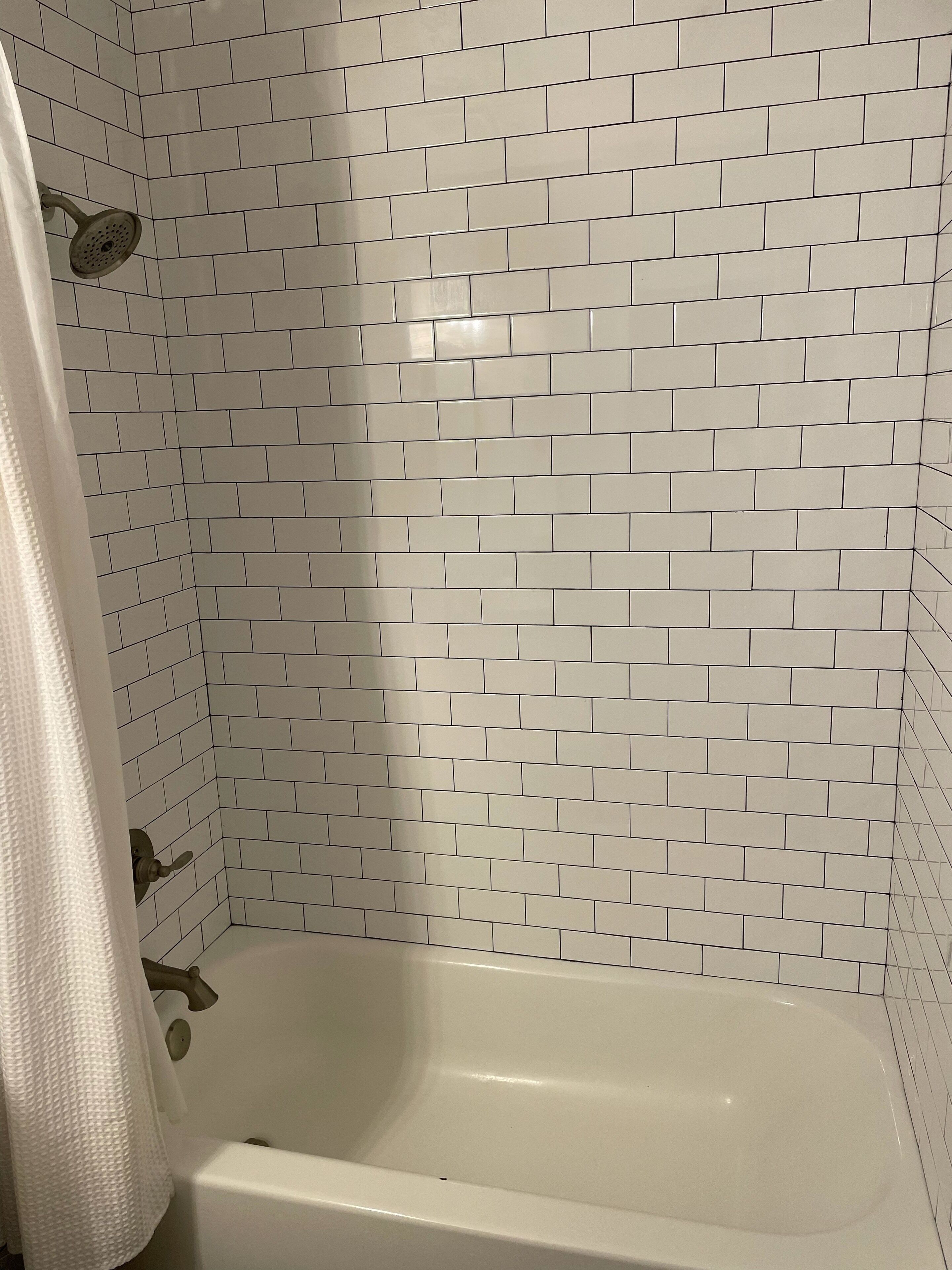 Ensemble douche/baignoire, sèche-cheveux, serviettes fournies, savon