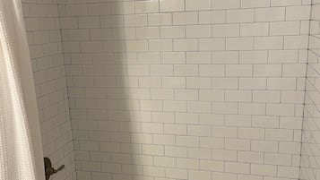 Ensemble douche/baignoire, sĂšche-cheveux, serviettes fournies, savon