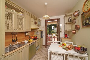 Kühlschrank, Mikrowelle, Ofen, Geschirrspüler