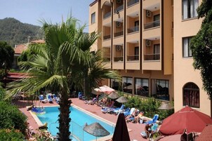 Una piscina al aire libre