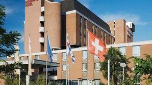 Un moderno edificio de hotel con un letrero destacado que dice "Mövenpick Hotel".