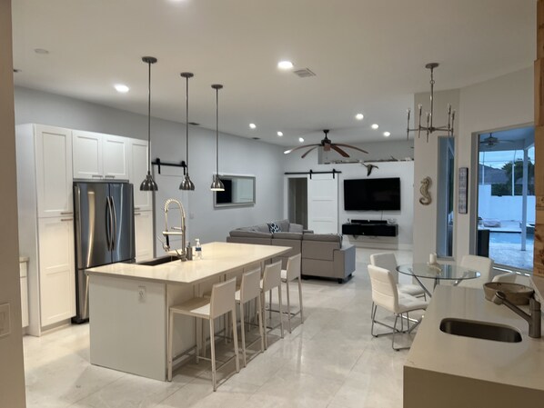 المنشأة من الداخل