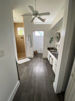 Serviettes fournies, savon, papier toilette