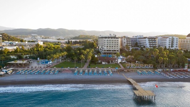 A coastal hotel with a beach, a pool, and a pier. - Perre Delta Hotel (Alanya)